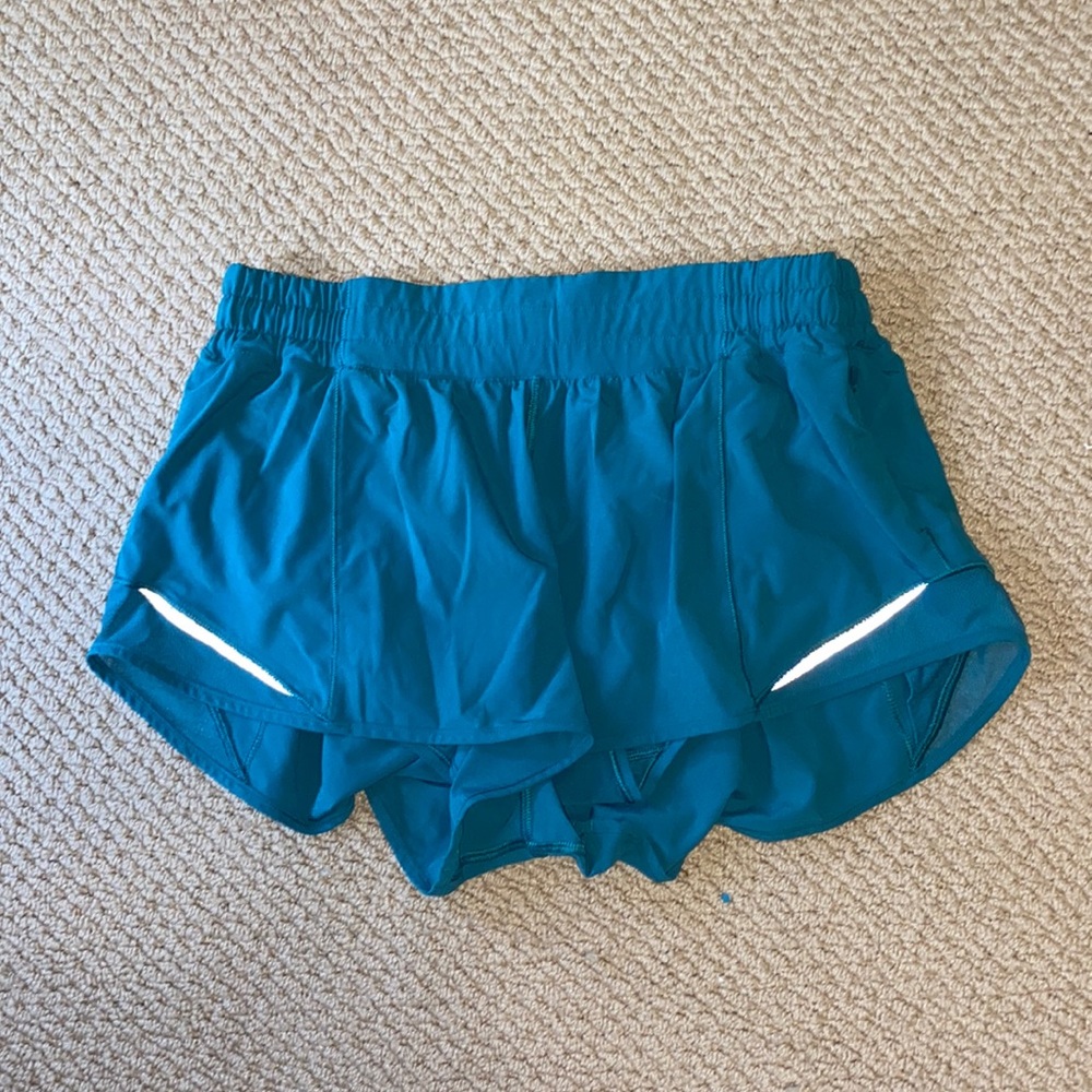 lululemon hotty hot shorts 2.5”